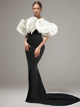 Schwarzes Partykleid mit hoher Taille, Schlitz und großem Saum und Blumenmuster